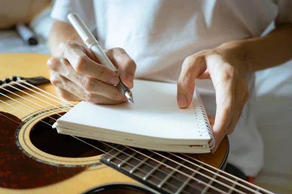 音乐家用钢笔和笔记本写歌 — 图库照片