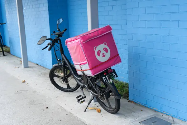 Singapur - 19 Temmuz 2022 Foodpanda binicisinin bisikleti yolun kenarına park edildi.