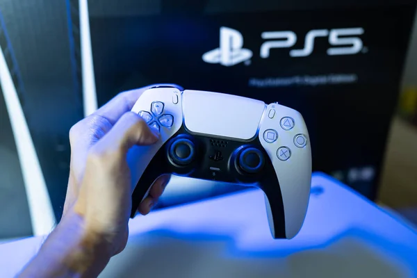 Bangkok, Tayland - 30 Ekim 2022: PlayStation 5 oyun konsolu ile DualSense denetleyicisi.