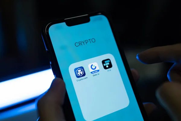 Bangkok, Tayland - 14 Kasım 2022: iPhone 13 ekranını Crypto.com, Gate.io, FTX, popüler şifreleme ticaret uygulamaları ile gösteriyor.