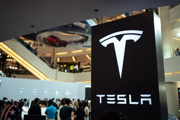 Bangkok, Tayland - 11 Aralık 2022: Tesla logosu Tayland 'da.