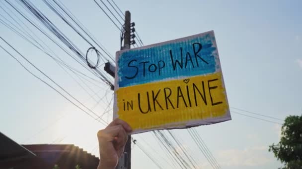 Demonstrant Mit Einem Plakat Zur Beendigung Des Krieges Der Ukraine — Stockvideo