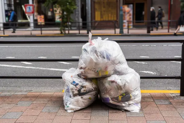 Tokyo, Japonya 'da bir patikada çöp torbası yığını.