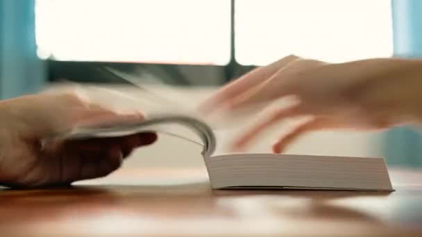 一个人在窗边通过浏览和扫描技术阅读一本书的时间 — 图库视频影像