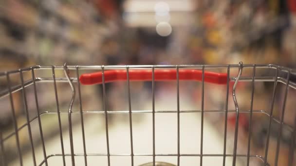 Ein Einkaufskorb Der Sich Supermarkt Bewegt — Stockvideo