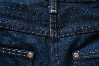 Dikiş desenli kot pantolonun arkası.