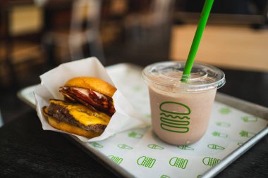 Bangkok, Tayland - 21 Nisan 2024 Shake Shack, New York 'lu bir Amerikan restoran zinciri. Hamburger, patates kızartması, sosisli sandviç ve milkshake satıyorlar..