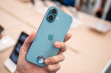 Bangkok, Tayland - 21 Eylül 2024: Apple iPhone 16, Apple mağazasında.