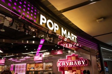Bangkok, Tayland - 12 Mayıs 2024: Pop Mart kör kutu formatında tasarım oyuncakları satan bir oyuncakçı..