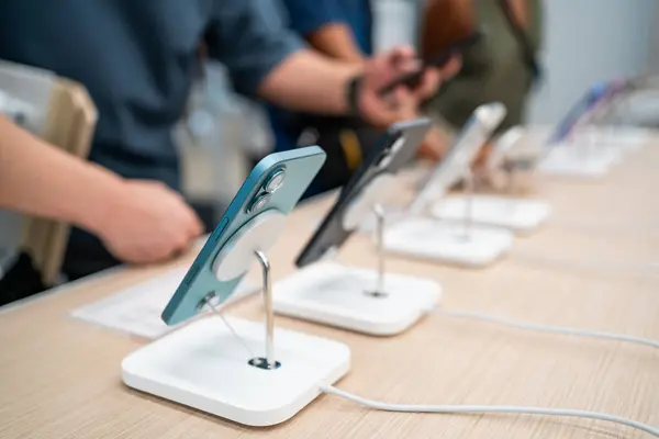 Bangkok, Tayland - 21 Eylül 2024: Apple iPhone 16 Apple mağazasında bir standa monte edildi.