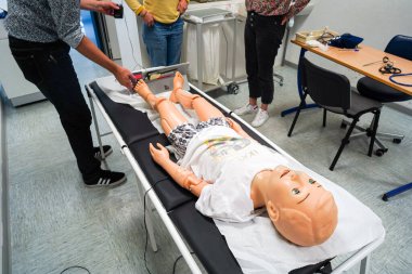 Pratisyen hekimler pediatrik acil durum prosedürleri konusunda eğitimlidir. Bir çocuk ciddi nefes darlığı çekiyor. Ventolin bir aralık kullanılarak veriliyor.