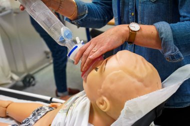 Pratisyen hekimler pediatrik acil durum prosedürleri konusunda eğitimlidir. Bir çocuk ciddi nefes darlığı çekiyor. Ventolin bir aralık kullanılarak veriliyor.