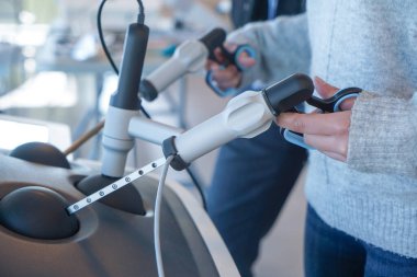 Sindirim cerrahisi eğitimi alan dahili öğrenciler cerrahi işlemler için Lap Sim simülasyon cihazı kullanıyorlar..