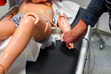 Pratisyen hekimler pediatrik acil durum prosedürleri konusunda eğitimlidir. Bir çocuk ciddi nefes darlığı çekiyor. Ventolin bir aralık kullanılarak veriliyor.