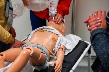 Pratisyen hekimler pediatrik acil durum prosedürleri konusunda eğitimlidir. Bir çocuk ciddi nefes darlığı çekiyor. Ventolin bir aralık kullanılarak veriliyor.