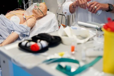 NIV invazif olmayan yapay havalandırma tekniği. Hava mekanik olarak iletilir ve hastanın ihtiyaçlarına göre ayarlanabilir.. 