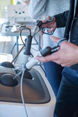 Sindirim cerrahisi eğitimi alan dahili öğrenciler cerrahi işlemler için Lap Sim simülasyon cihazı kullanıyorlar..