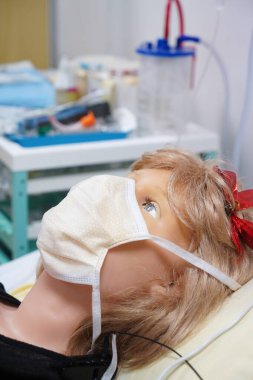 Bu atölye sırasında öğrenciler doğum sonrası acil bir durumla karşı karşıya kalacaklar ve komşu bir odada çalışan operatörlerin sipariş ettiği model Victoria S2200 üzerinde çalışırken acil durum prosedürlerini uygulamak zorunda kalacaklar.