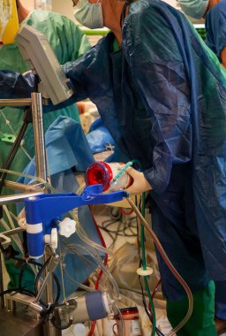 ECMO tekniği, Extracorporeal Membrane Oxygenation adlı tıp stajyerlerinin eğitimi.
