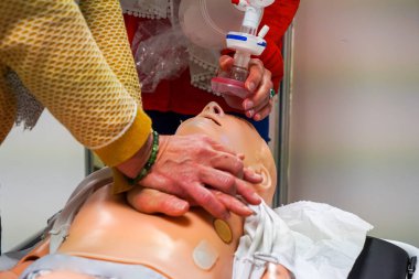 Pratisyen hekimler pediatrik acil durum prosedürleri konusunda eğitimlidir. Bir çocuk ciddi nefes darlığı çekiyor. Ventolin bir aralık kullanılarak veriliyor.