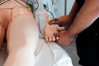İki gün boyunca hemşireler ve acil hemşireler Montpellier Tıp Fakültesi 'nde acil durum prosedürleri ve canlandırma eğitimi aldılar. Simman mankeninin simülasyon oturumu. Nabız alıyorum..
