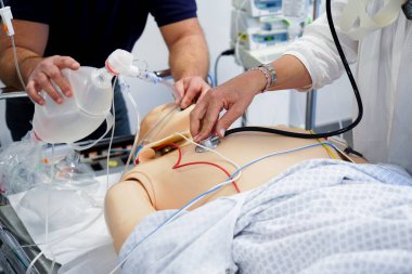 NIV invazif olmayan yapay havalandırma tekniği. Hava mekanik olarak iletilir ve hastanın ihtiyaçlarına göre ayarlanabilir.. 