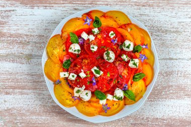 Kırım siyah domates salatası ve açık mavi arka planda ananas, üst manzara.