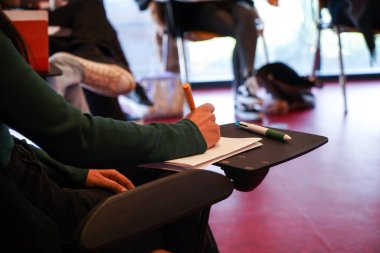 İki gün boyunca hemşireler ve acil hemşireler Montpellier Tıp Fakültesi 'nde acil durum prosedürleri ve canlandırma eğitimi aldılar. Simman manken simülasyon oturumundan önce brifing.