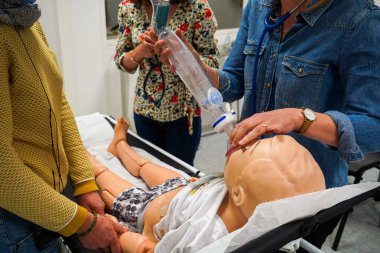Pratisyen hekimler pediatrik acil durum prosedürleri konusunda eğitimlidir. Bir çocuk ciddi nefes darlığı çekiyor. Ventolin bir aralık kullanılarak veriliyor.