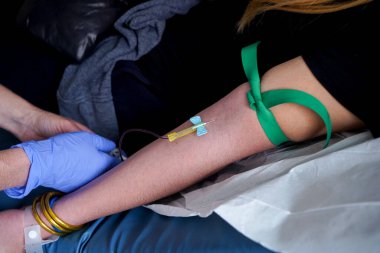 Genç bir kız, bir barda bir parti sırasında haberi olmadan iğneyle iğne batırıldı ve uyuşturucu iğnesinden korktu. Kan örneği analiz edilecek ve bir şikayette bulunulursa kanıt olarak kullanılacak..