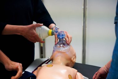 Pratisyen hekimler pediatrik acil durum prosedürleri konusunda eğitimlidir. Müdahale sırasında anne rolünü bir doktor oynar. Çocuğun ciddi nefes problemleri ve kalp anormalliği var. Kalp masajı ve solunum desteği. 