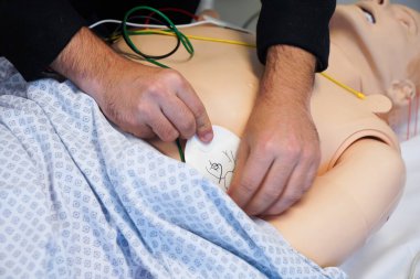 İki gün boyunca hemşireler ve acil hemşireler Montpellier Tıp Fakültesi 'nde acil durum prosedürleri ve canlandırma eğitimi aldılar. Simman Mankenine defibrilatör yamaları yerleştir.