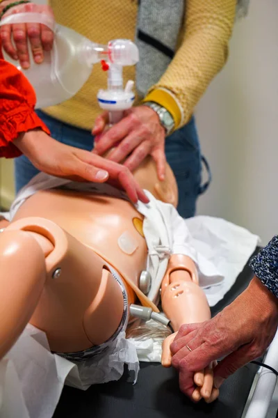 全科医生在儿科急诊程序方面接受培训 一个孩子患有严重的呼吸困难 Ventolin是用间隔器管理的 — 图库照片