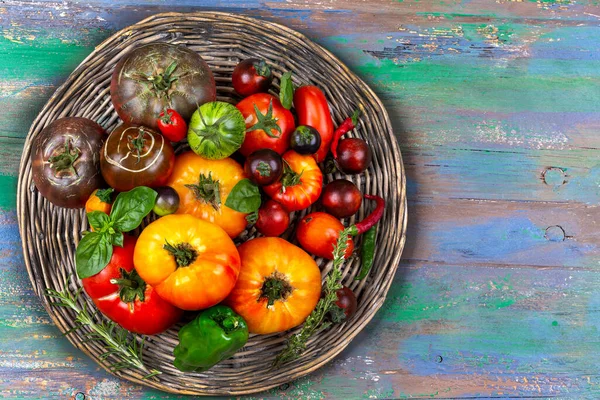Main Old Tomatoes Grouped Wicker Tray — Stock Photo, Image