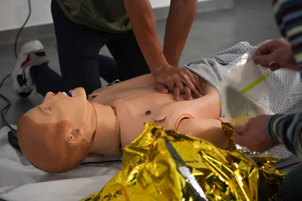 Notfall Medizinstudenten Nehmen Einem Notfallsimulationskurs Teil Der Von Zwei Notärzten — Stockfoto