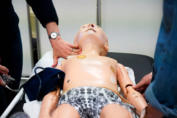 Timp Două Zile Medicii Generali Sunt Instruiți Proceduri Urgență Pediatrică — Fotografie, imagine de stoc
