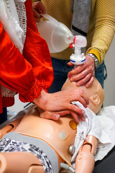 Médicos Generalistas São Treinados Procedimentos Emergência Pediátrica Uma Criança Está — Fotografia de Stock