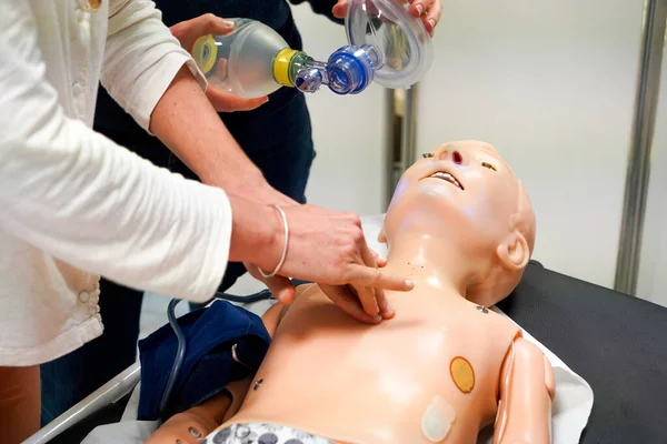 Medicii Generali Sunt Instruiți Procedurile Urgență Pediatrică Medic Joacă Rolul — Fotografie, imagine de stoc