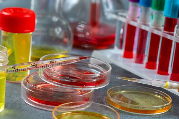 Pipetten Petrischaaltjes Omringd Door Buizen Van Bloed Urine — Stockfoto