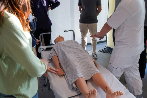 5Th Year Medical Students Simman Dummy Cardiac Massage Workshop — Stock Photo, Image