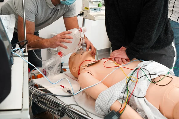 为期两天 护士和紧急护士在蒙彼利埃医学院接受关于紧急程序和复苏的培训 模拟模拟赛门的假人 心脏按摩和安装除颤器 在心脏肿块期间 — 图库照片