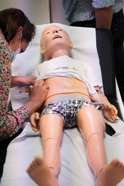 Two Days General Practitioners Trained Pediatric Emergency Procedures Preparing Dummy — Stock Photo, Image