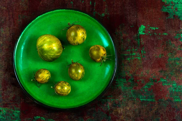 Green Zebra Tomatoes Green Asset Seen Placed Green Brown Board — Stock Photo, Image