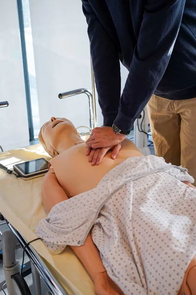 Estudantes Medicina Quinto Ano Durante Uma Oficina Massagem Cardíaca Simulada — Fotografia de Stock