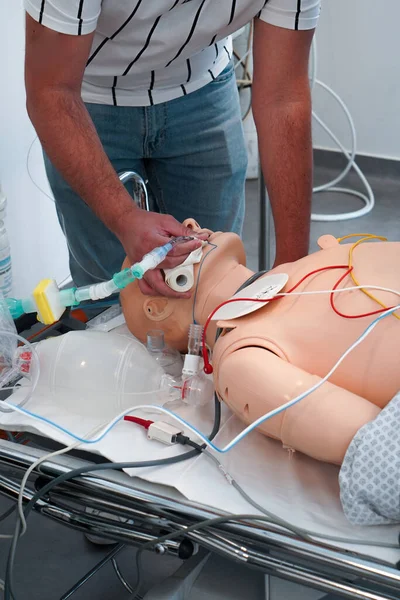为期两天 护士和紧急护士在蒙彼利埃医学院接受关于紧急程序和复苏的培训 病人必须插管以获得辅助呼吸 — 图库照片