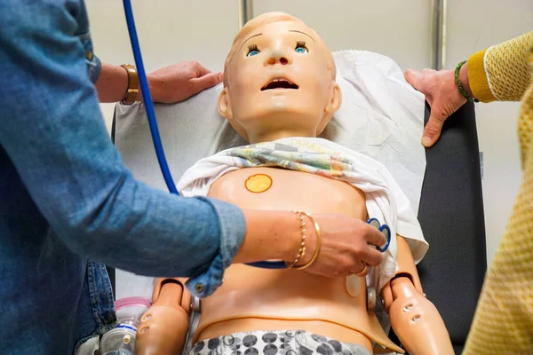 全科医生在儿科急诊程序方面接受培训 一个孩子患有严重的呼吸困难 Ventolin是用间隔器管理的 — 图库照片