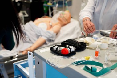 NIV invazif olmayan yapay havalandırma tekniği. Hava mekanik olarak iletilir ve hastanın ihtiyaçlarına göre ayarlanabilir.. 