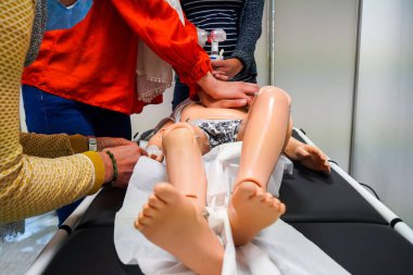 Pratisyen hekimler pediatrik acil durum prosedürleri konusunda eğitimlidir. Bir çocuk ciddi nefes darlığı çekiyor. Ventolin bir aralık kullanılarak veriliyor.