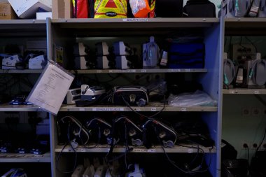 Hastane merkezli bir acil servis haftanın 7 günü 24 saat çalışır ve tüm bölgeyi kapsar. Malzeme.