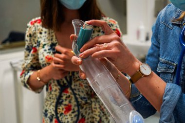 Pratisyen hekimler pediatrik acil durum prosedürleri konusunda eğitimlidir. Bir çocuk ciddi nefes darlığı çekiyor. Ventolin bir aralık kullanılarak veriliyor.